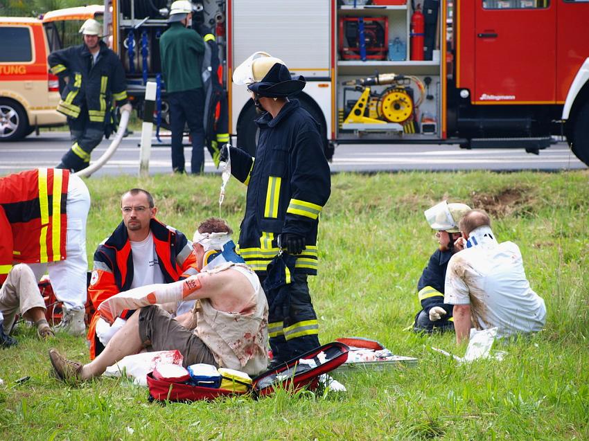 Schwerer Unfall mit Reisebus Lohmar Donrather Dreieck P049.JPG